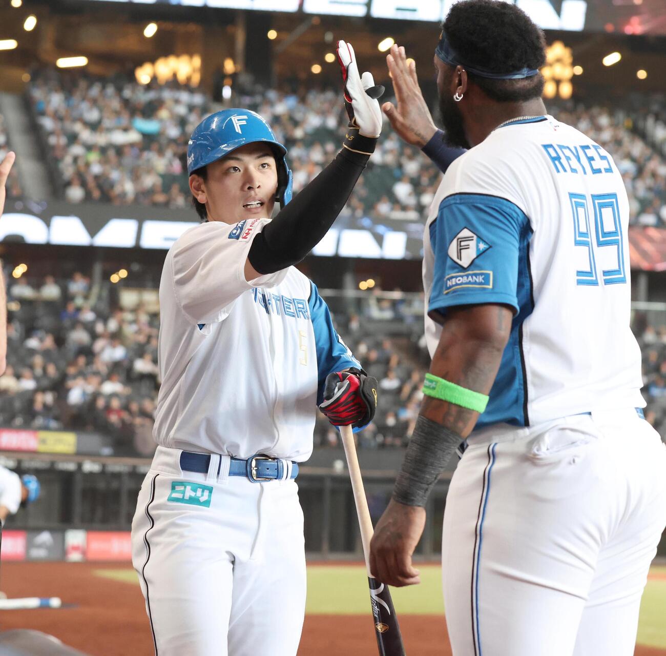 日本ハム対ロッテ　5回裏、本塁打を放ちナインに出迎えられる野村佑希（撮影・黒川智章）