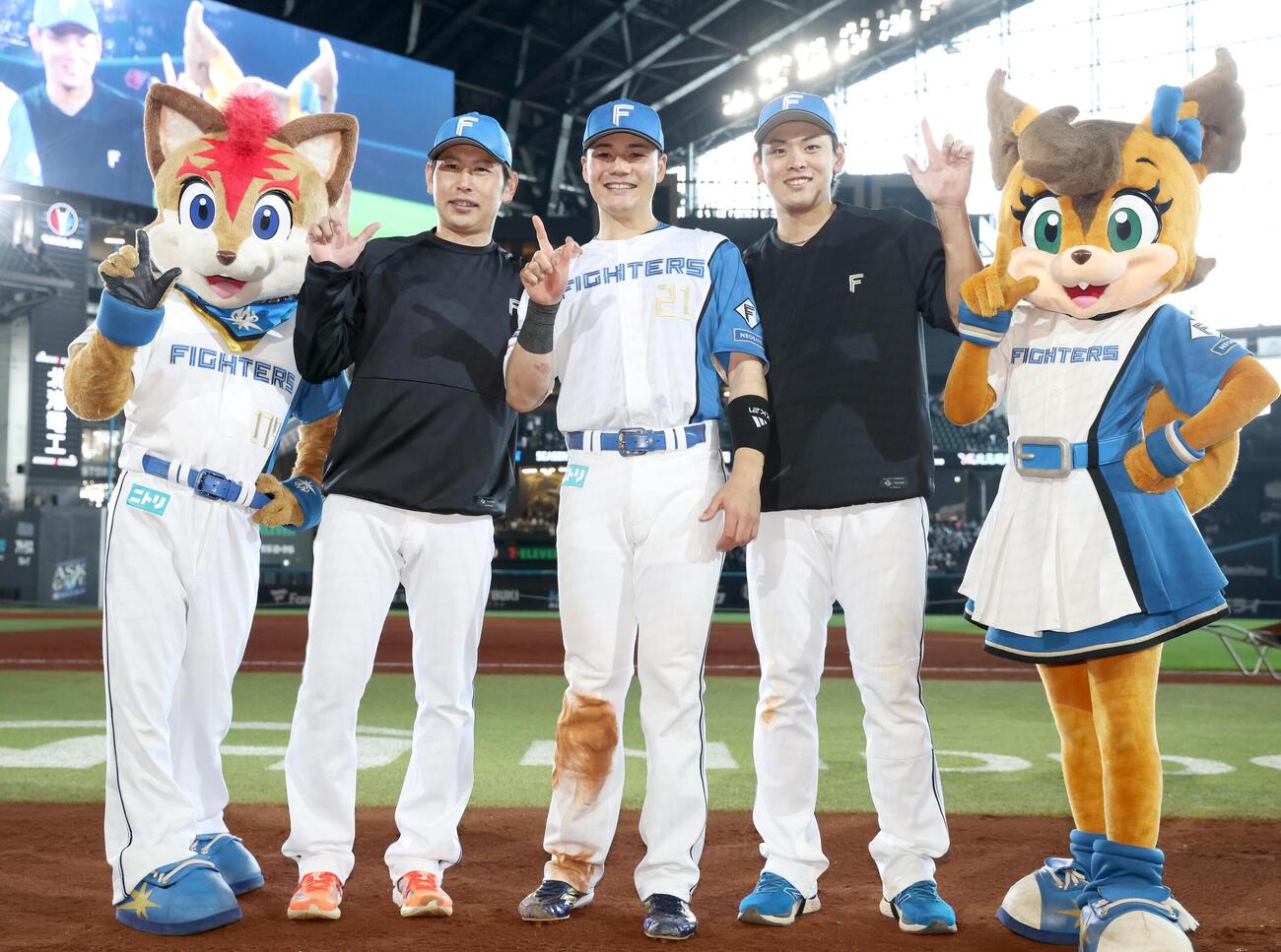 日本ハム対ロッテ　試合後、笑顔でポーズをとる、左から加藤貴之、清宮幸太郎、野村佑希（撮影・黒川智章）