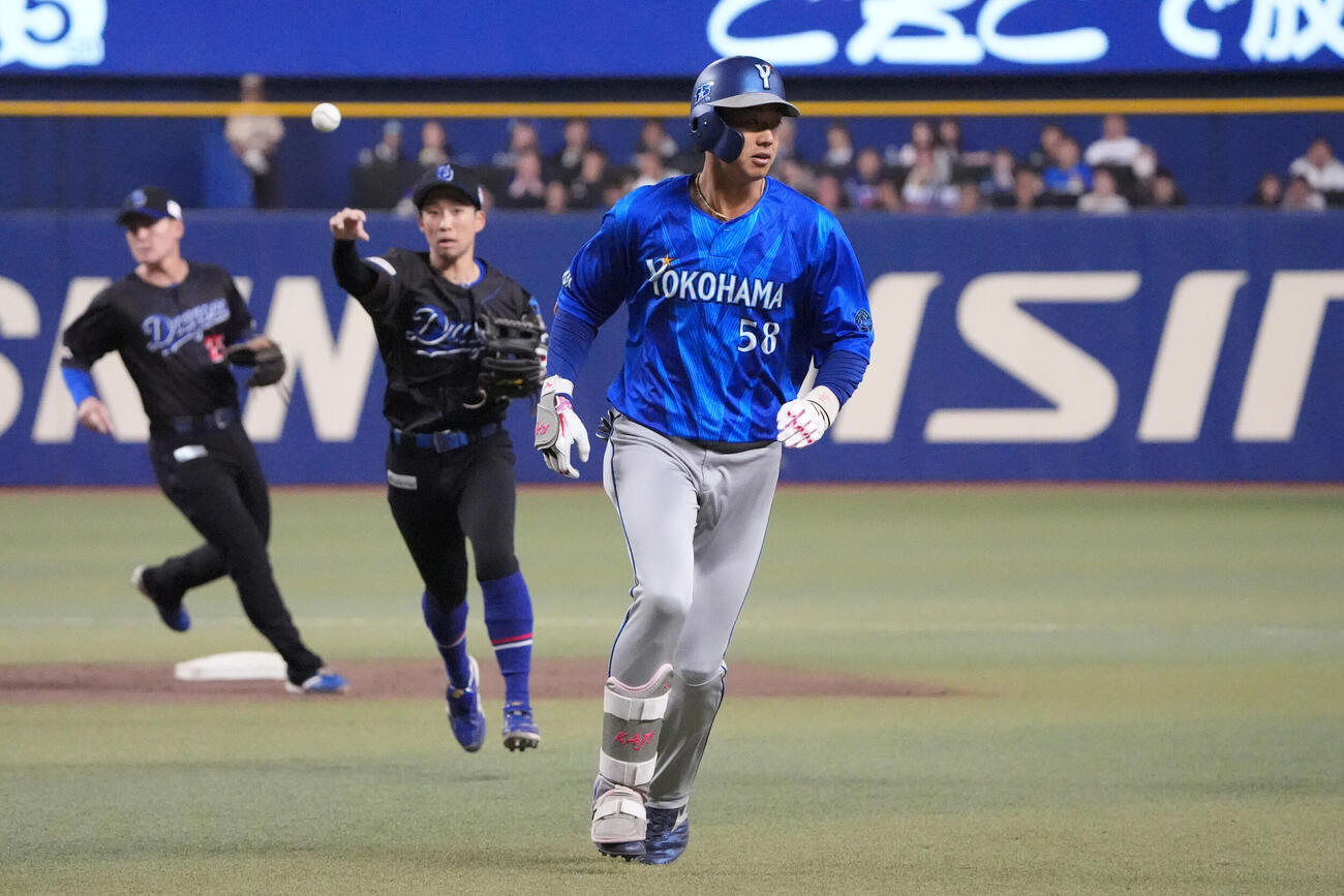 中日対DeNA 2回表DeNA2死一塁、梶原昂希（右）は安打を放ち一、二塁間で挟まれる（撮影・森本幸一）