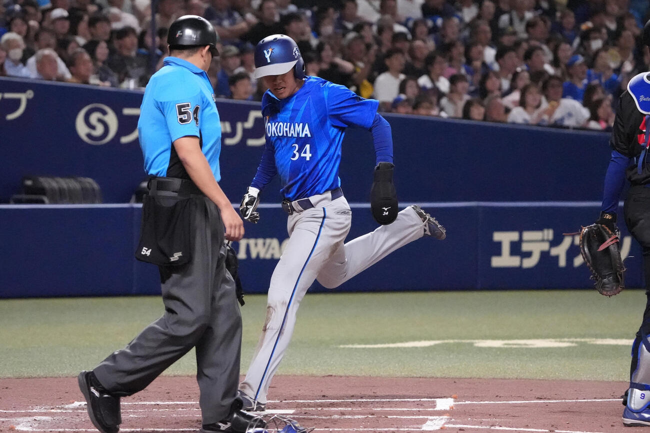 中日対DeNA 2回表DeNA2死一塁、梶原昂希が安打を放ち一、二塁間で挟まれる間に生還する宮下朝陽（撮影・森本幸一）
