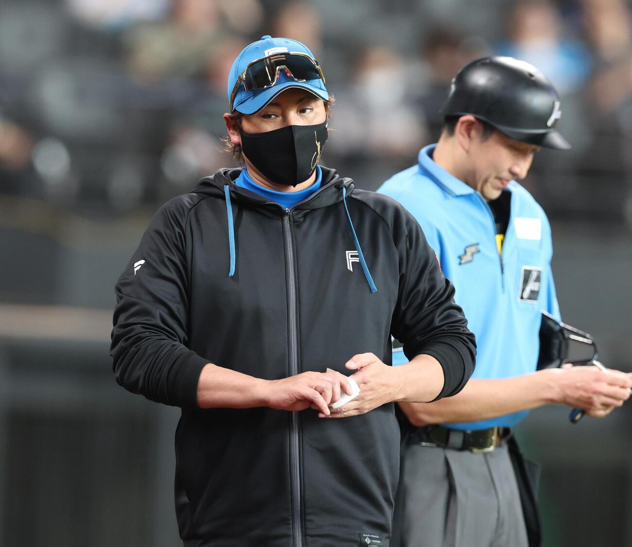 日本ハム対ロッテ　選手交代を告げる新庄剛志監督（撮影・黒川智章）
