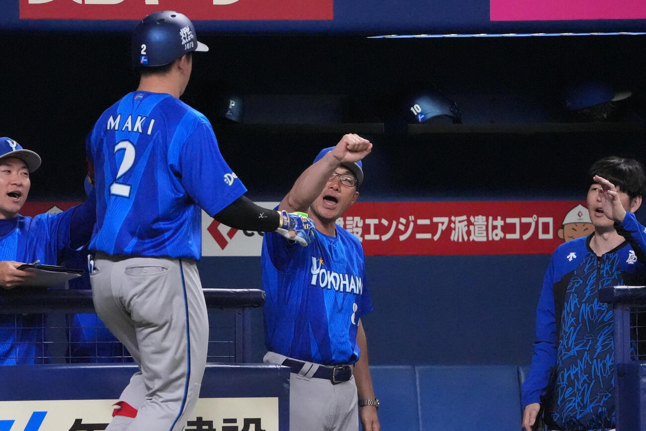 中日対DeNA 3回表DeNA1死、相川亮二監督（中央）は本塁打を放った牧秀悟を迎える（撮影・森本幸一）