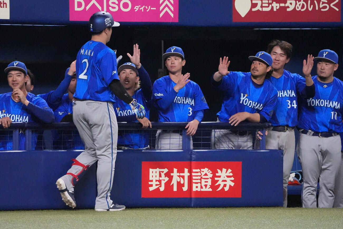 中日対DeNA 3回表DeNA1死、本塁打を放った牧秀悟を迎えるDeNAナイン（撮影・森本幸一）