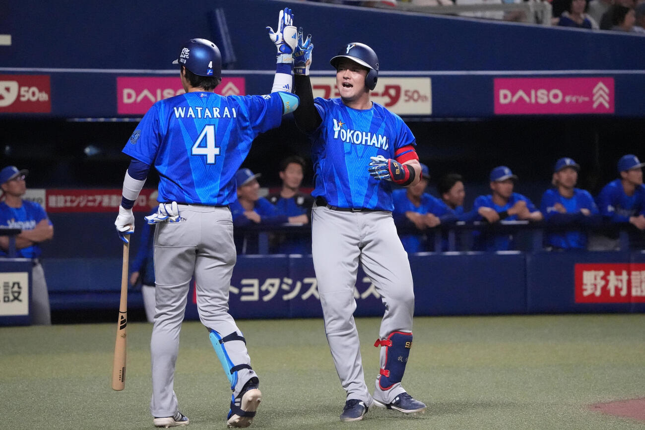 中日対DeNA 3回表DeNA1死、牧秀悟（右）は本塁打を放ち生還する（撮影・森本幸一）