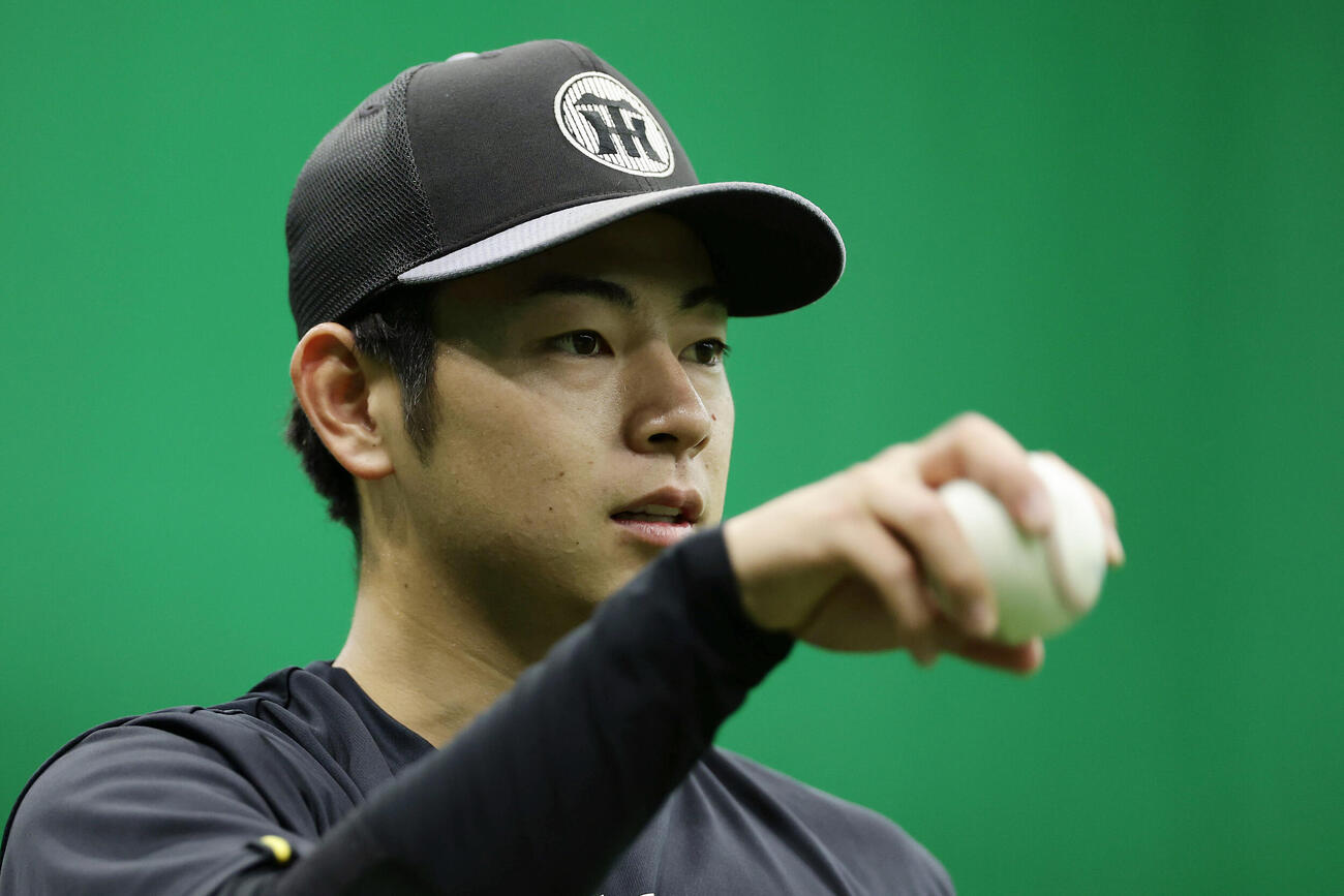 阪神対ヤクルト　キャッチボールで調整する阪神下村海翔（撮影・前田充）