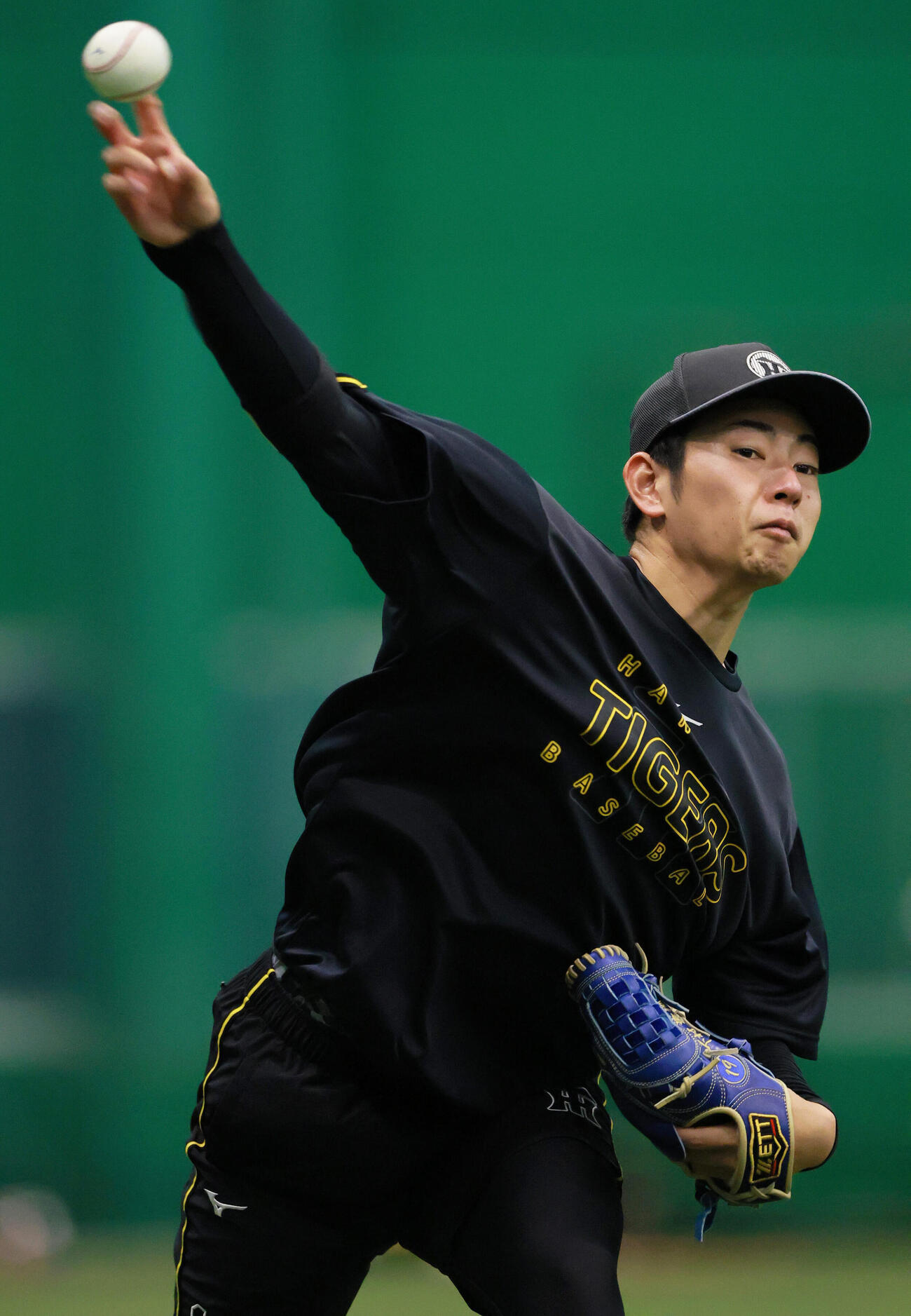阪神対ヤクルト　室内でキャッチボールする阪神下村海翔（撮影・上山淳一）