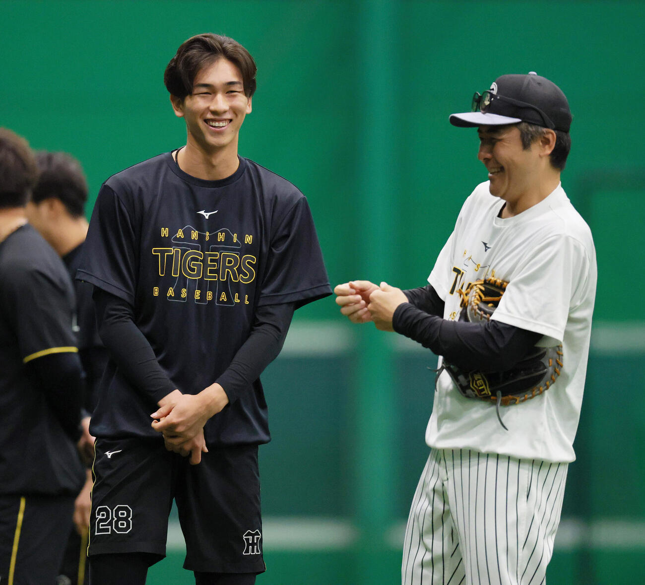 阪神対ヤクルト　室内で阪神今朝丸裕喜（左）は江草仁貴投手コーチ（右）と笑顔で話す（撮影・上山淳一）