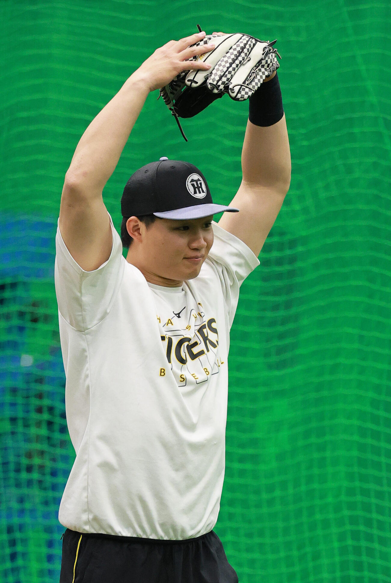 阪神対ヤクルト　室内で練習に励む阪神森下翔太（撮影・上山淳一）