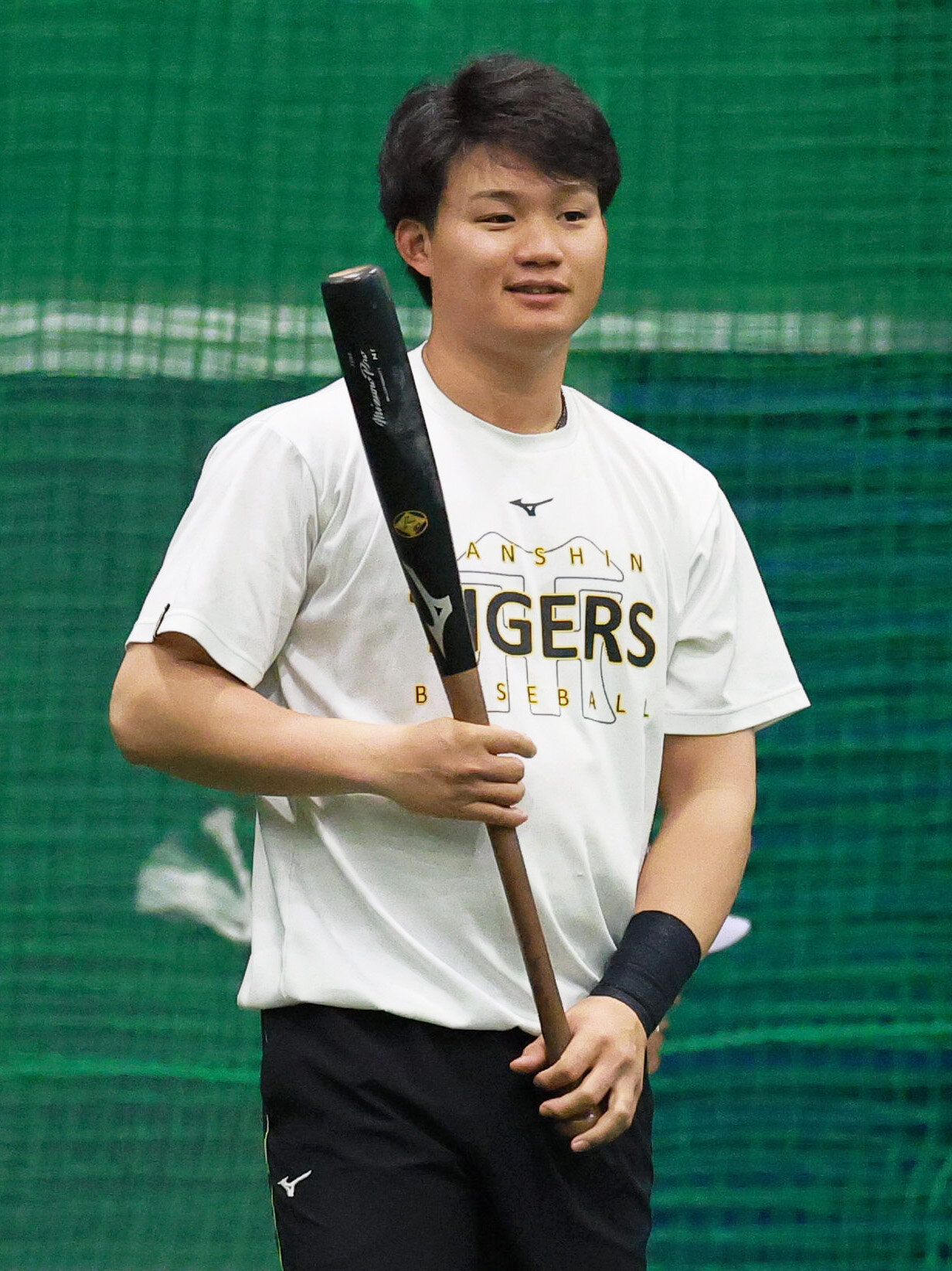 阪神対ヤクルト　室内でリラックスした表情を見せる阪神森下翔太（撮影・上山淳一）