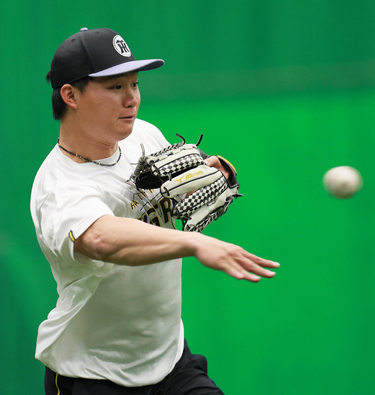 阪神対ヤクルト　室内でノックを受ける阪神森下翔太（撮影・上山淳一）