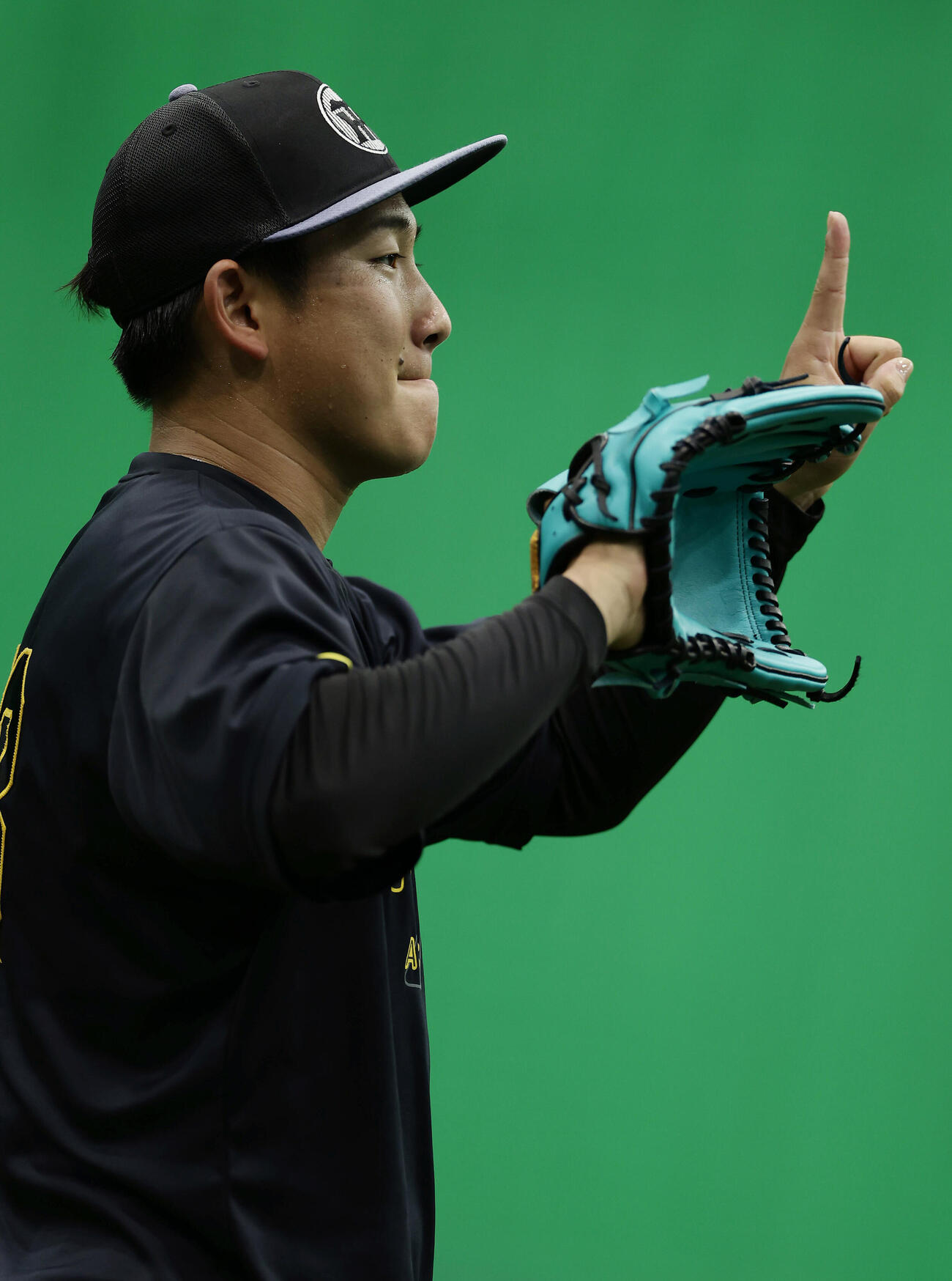 阪神対ヤクルト　キャッチボールで調整する阪神伊原陵人（撮影・前田充）