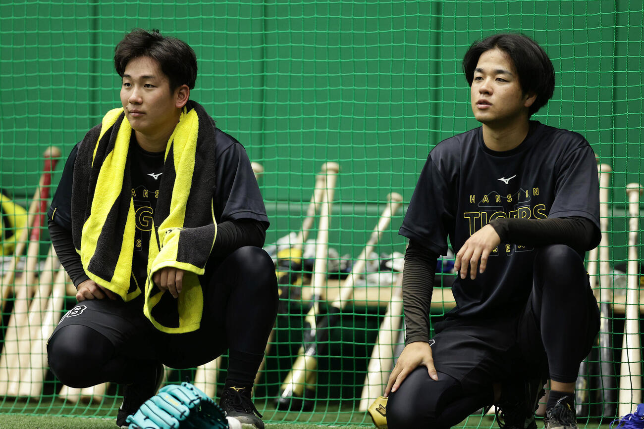 阪神対ヤクルト　練習を見つめる阪神伊原陵人（左）と高橋遥人（撮影・前田充）