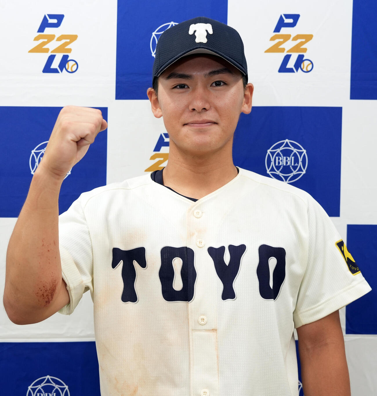 専大対東洋大　専大にサヨナラ勝ちしガッツポーズで写真に納まる東洋大・山内教輔（撮影・小島史椰）