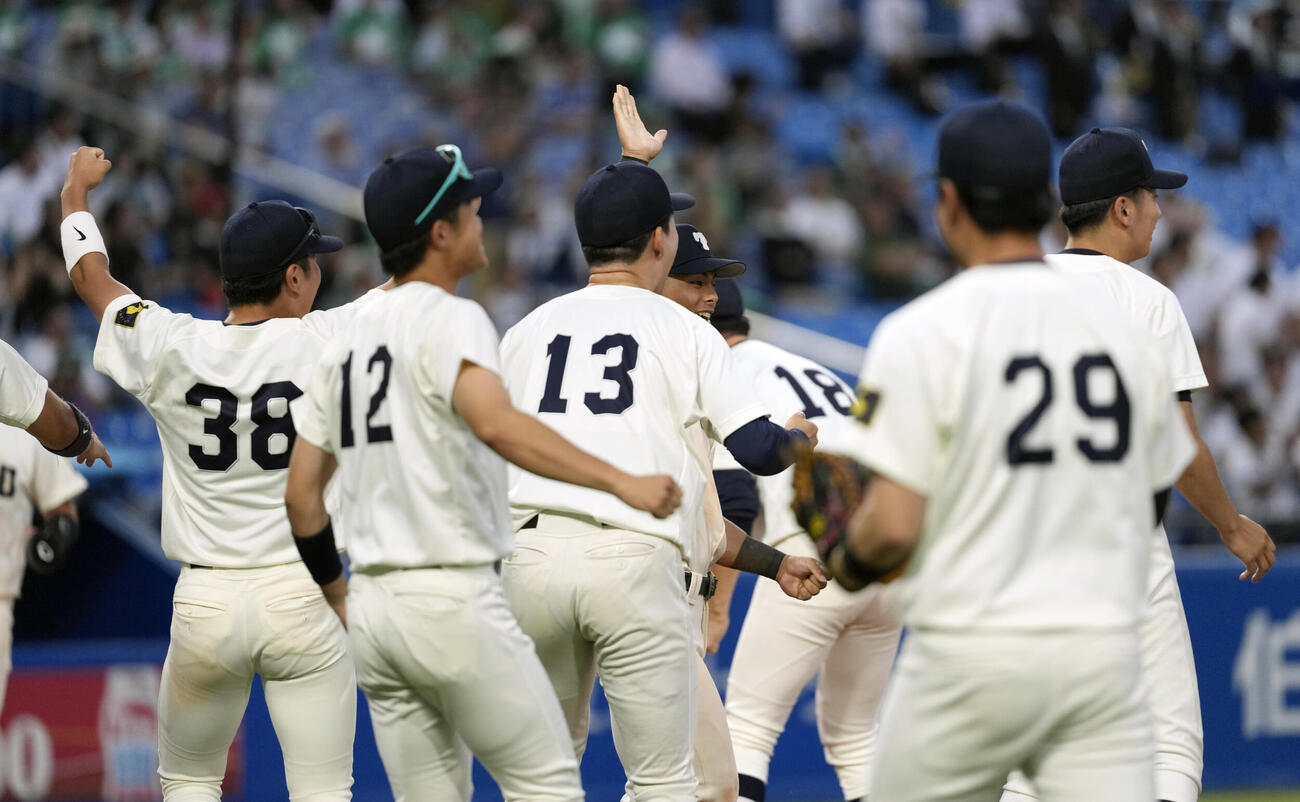 専大対東洋大　専大にサヨナラ勝ちし喜ぶ東洋大の選手たち（撮影・小島史椰）