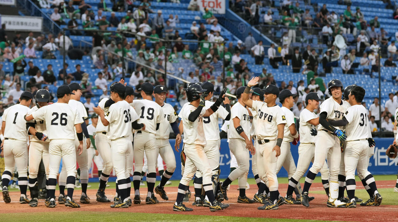 専大対東洋大　専大にサヨナラ勝ちし喜ぶ東洋大の選手たち（撮影・小島史椰）