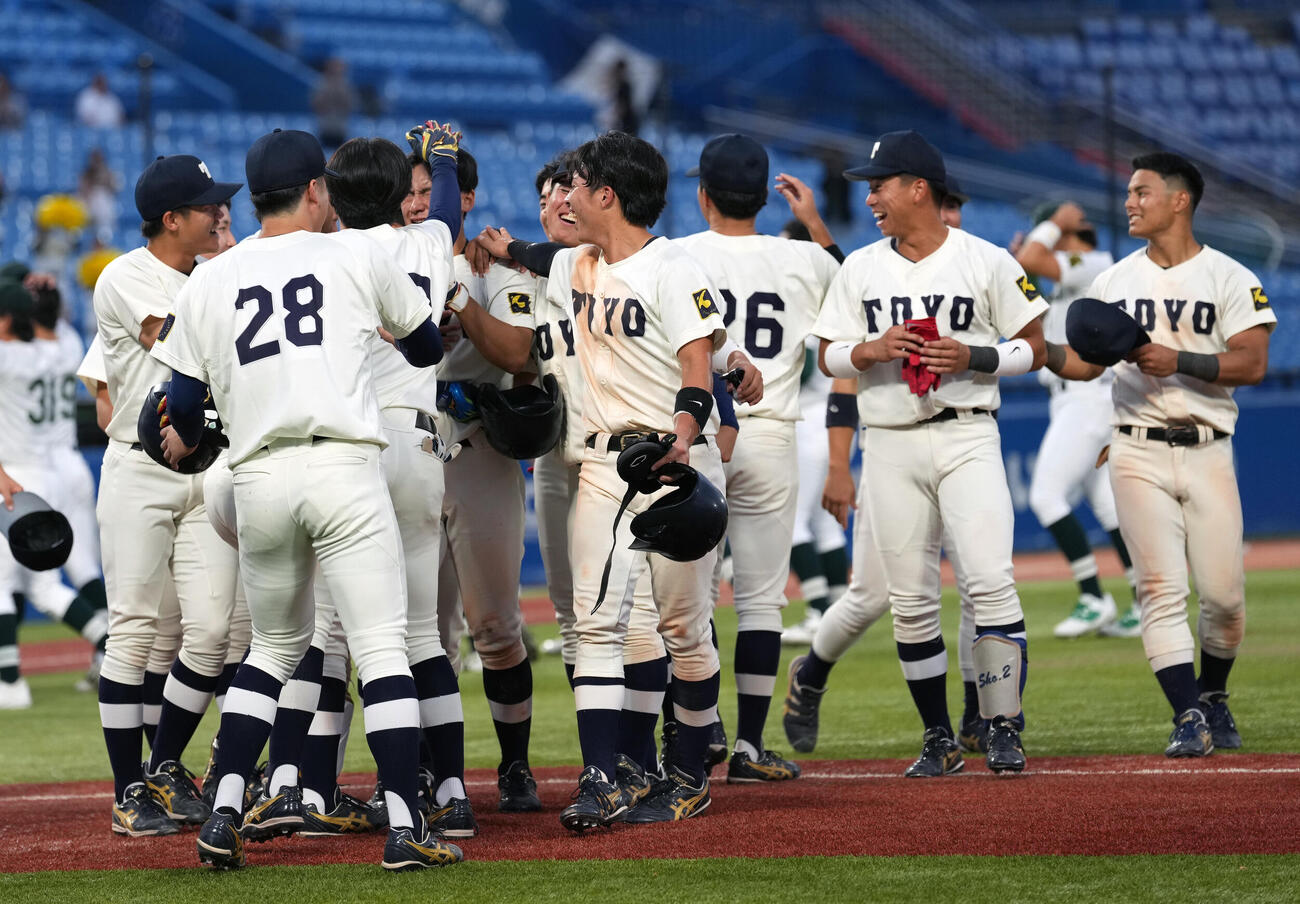専大対東洋大　専大にサヨナラ勝ちし喜ぶ東洋大の選手たち（撮影・小島史椰）