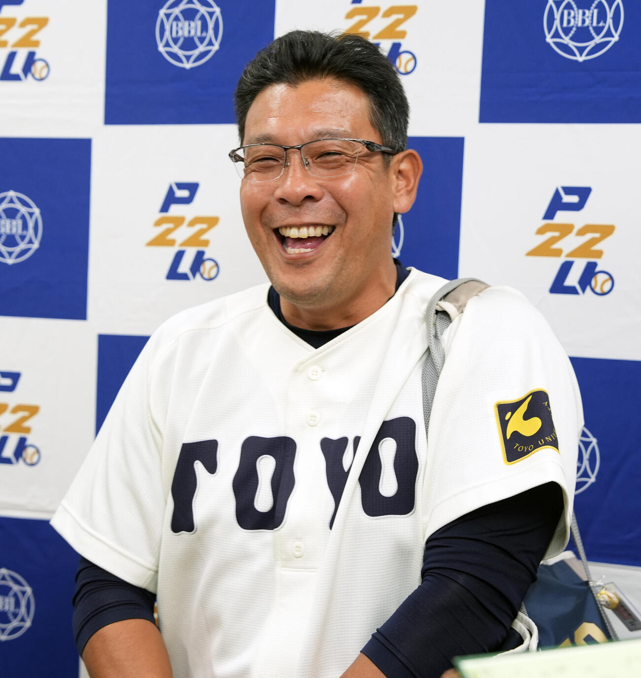 専大対東洋大　専大に勝利し笑顔を見せる東洋大・井上大監督（撮影・小島史椰）