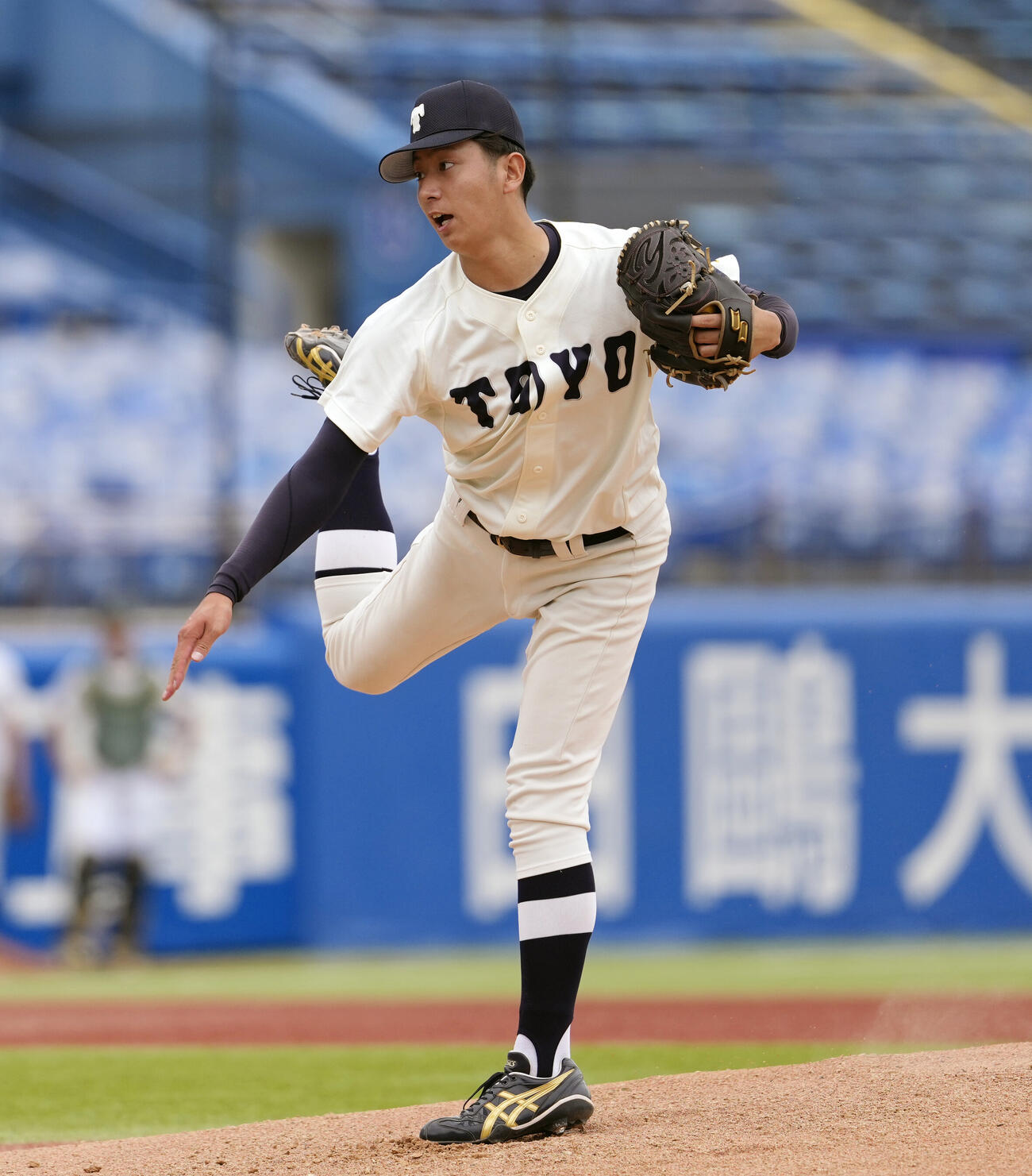 専大対東洋大　力投する先発の東洋大・石沢順平（撮影・小島史椰）