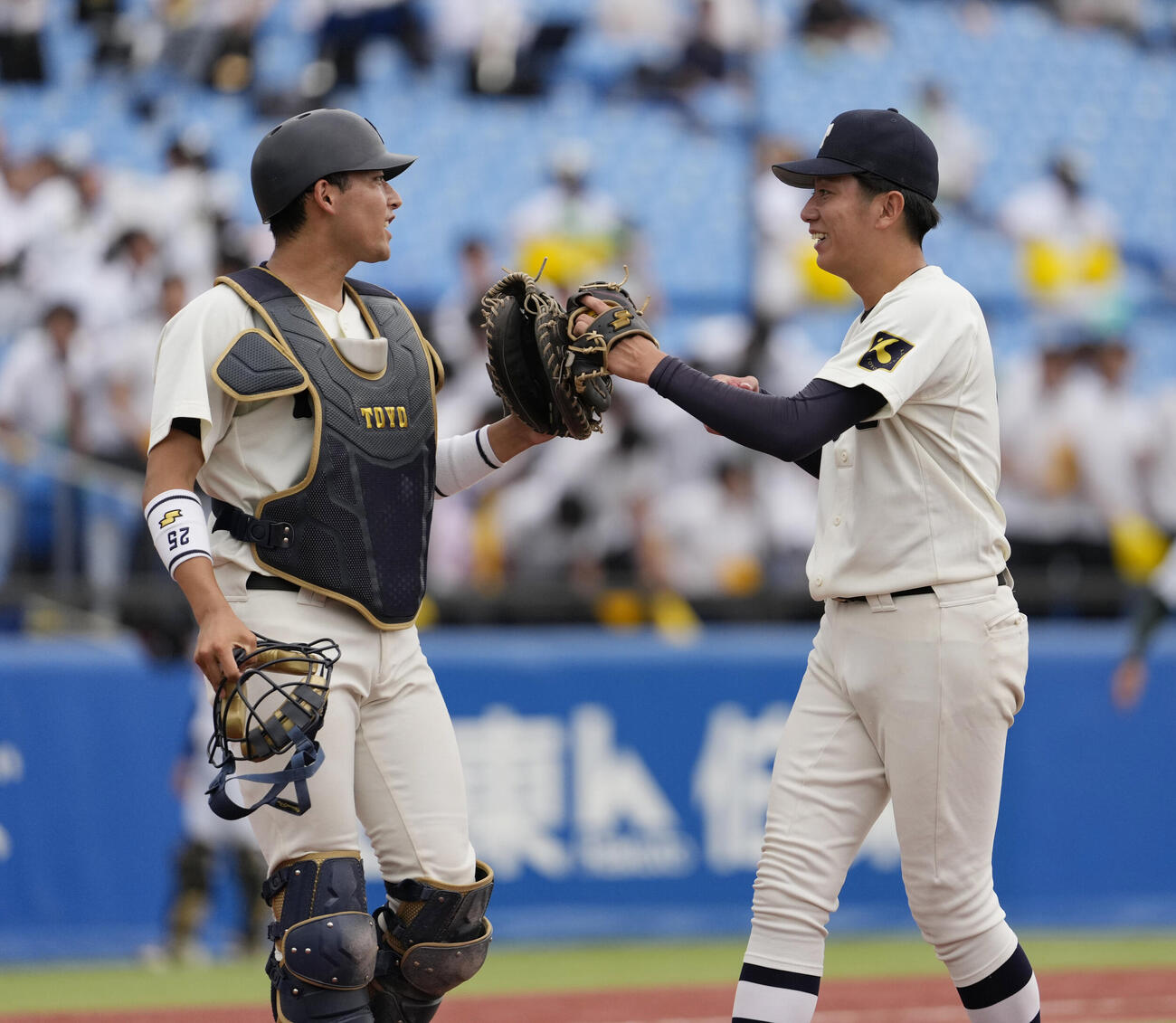 専大対東洋大　5回表専大2死一、二塁、渡辺維介を三塁ライナーに仕留めタッチを交わす熊谷俊之介（左）と石沢順平（撮影・小島史椰）