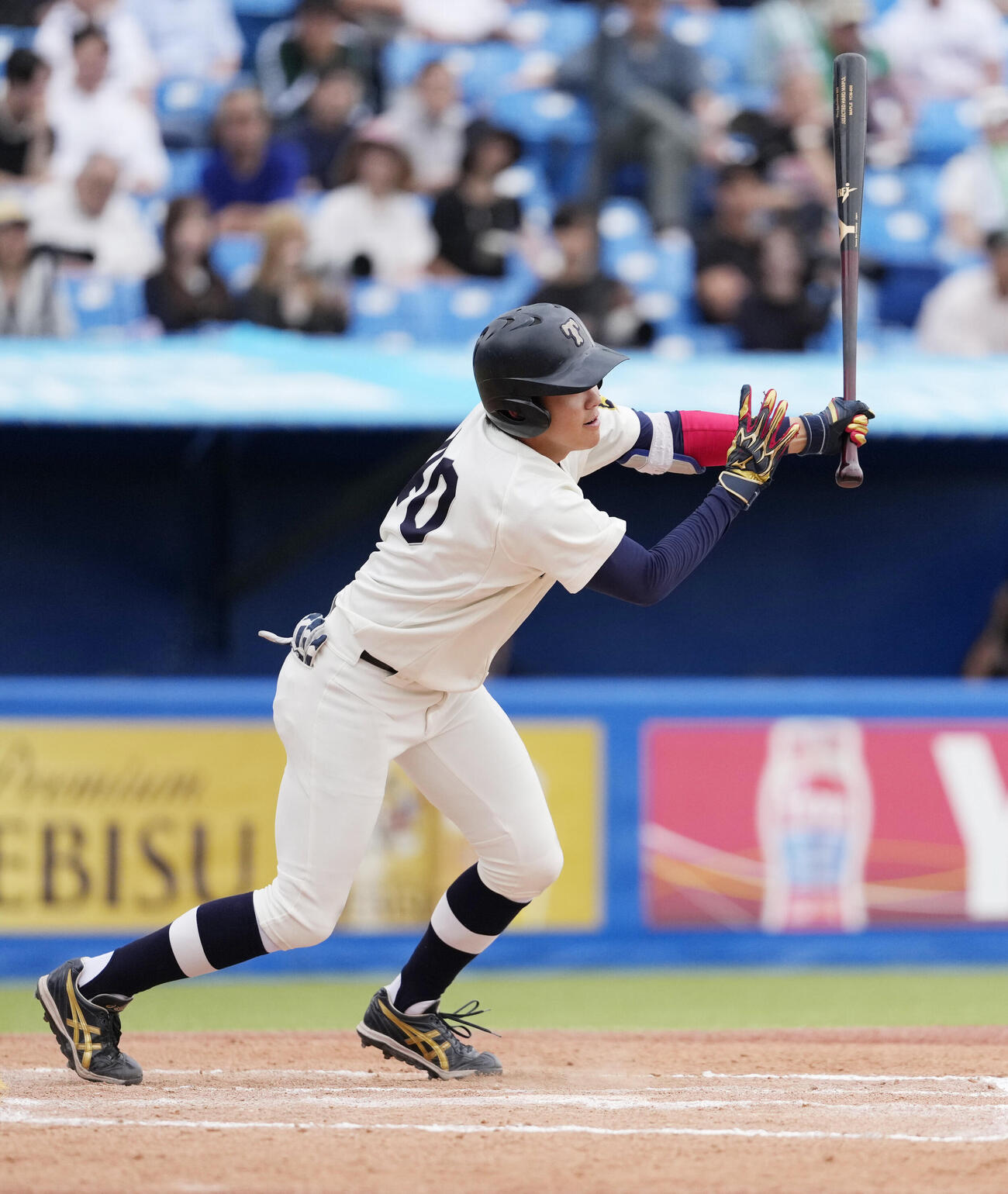 専大対東洋大　6回裏東洋大1死一、二塁、右前適時打を放つ浅嶋大和（撮影・小島史椰）