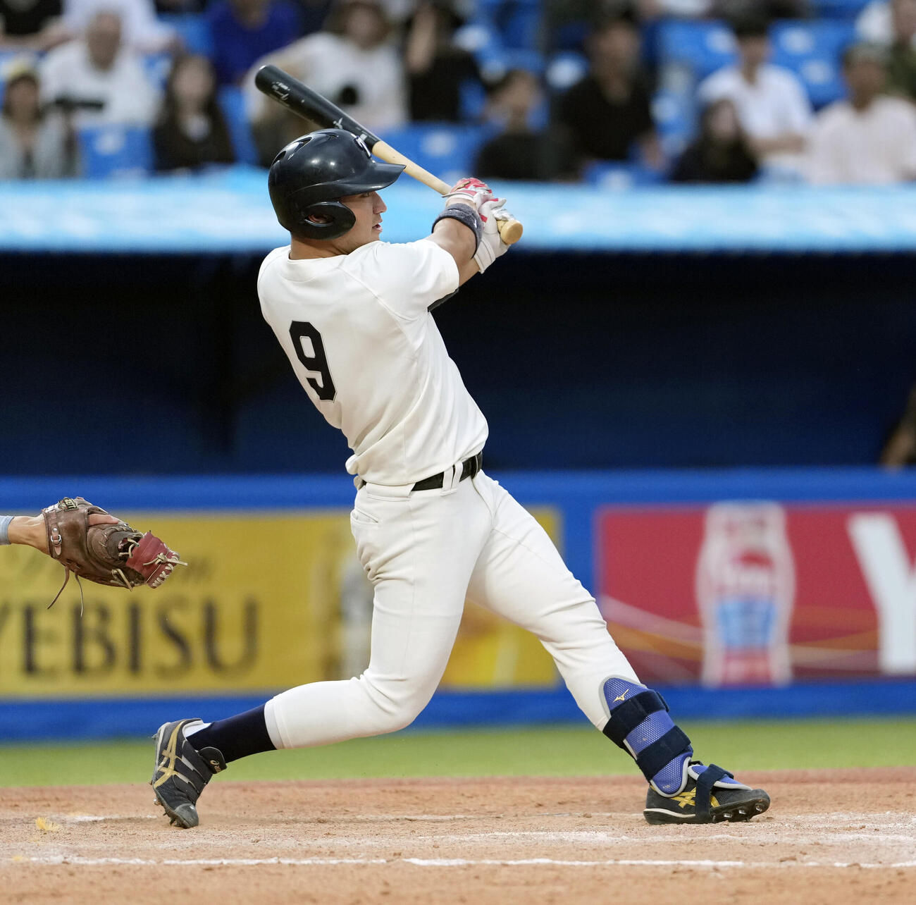 専大対東洋大　8回裏東洋大1死一、二塁、同点中前適時打を放つ中村瑠斗（撮影・小島史椰）