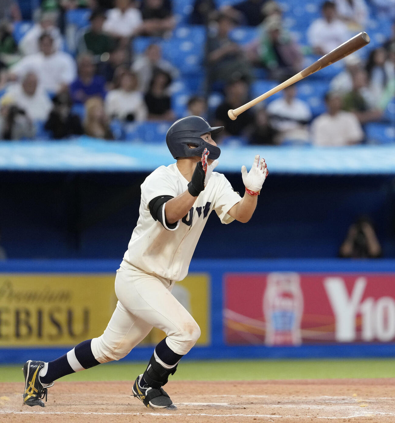 専大対東洋大　9回裏東洋大2死二塁、サヨナラ2点本塁打を放つ山内教輔（撮影・小島史椰）