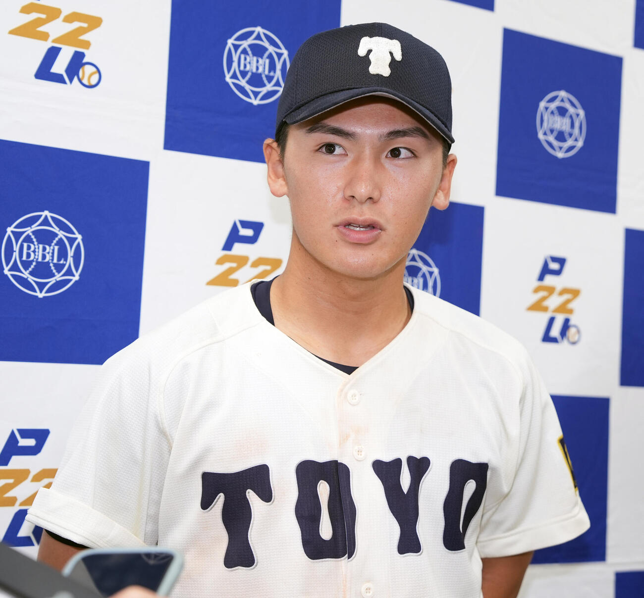 専大対東洋大　専大にサヨナラ勝ちし囲み取材に応じる東洋大・山内教輔（撮影・小島史椰）