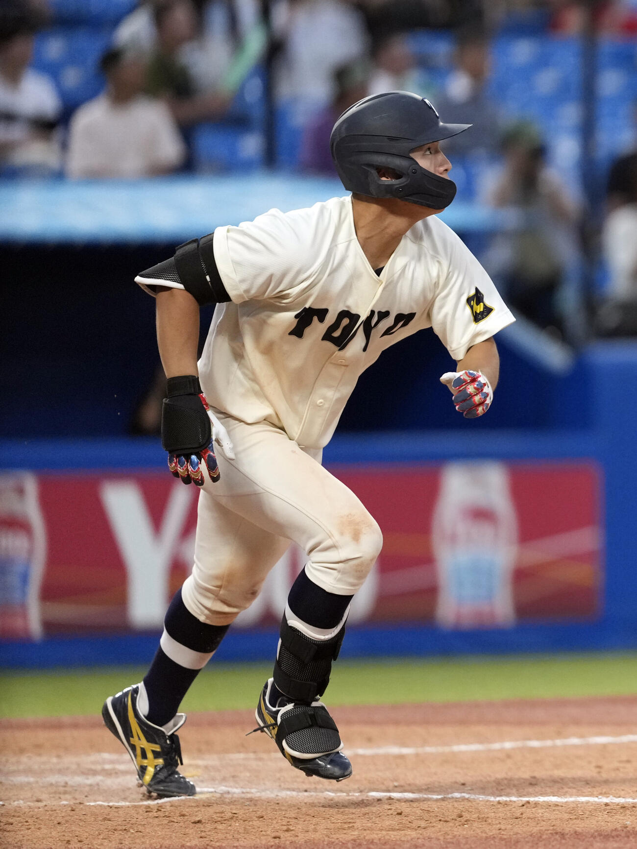 専大対東洋大　9回裏東洋大2死二塁、サヨナラ2点本塁打を放つ山内教輔（撮影・小島史椰）