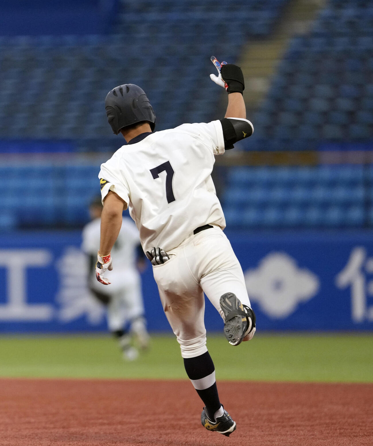 専大対東洋大　9回裏東洋大2死二塁、サヨナラ2点本塁打を放ちダイヤモンドを回る山内教輔（撮影・小島史椰）