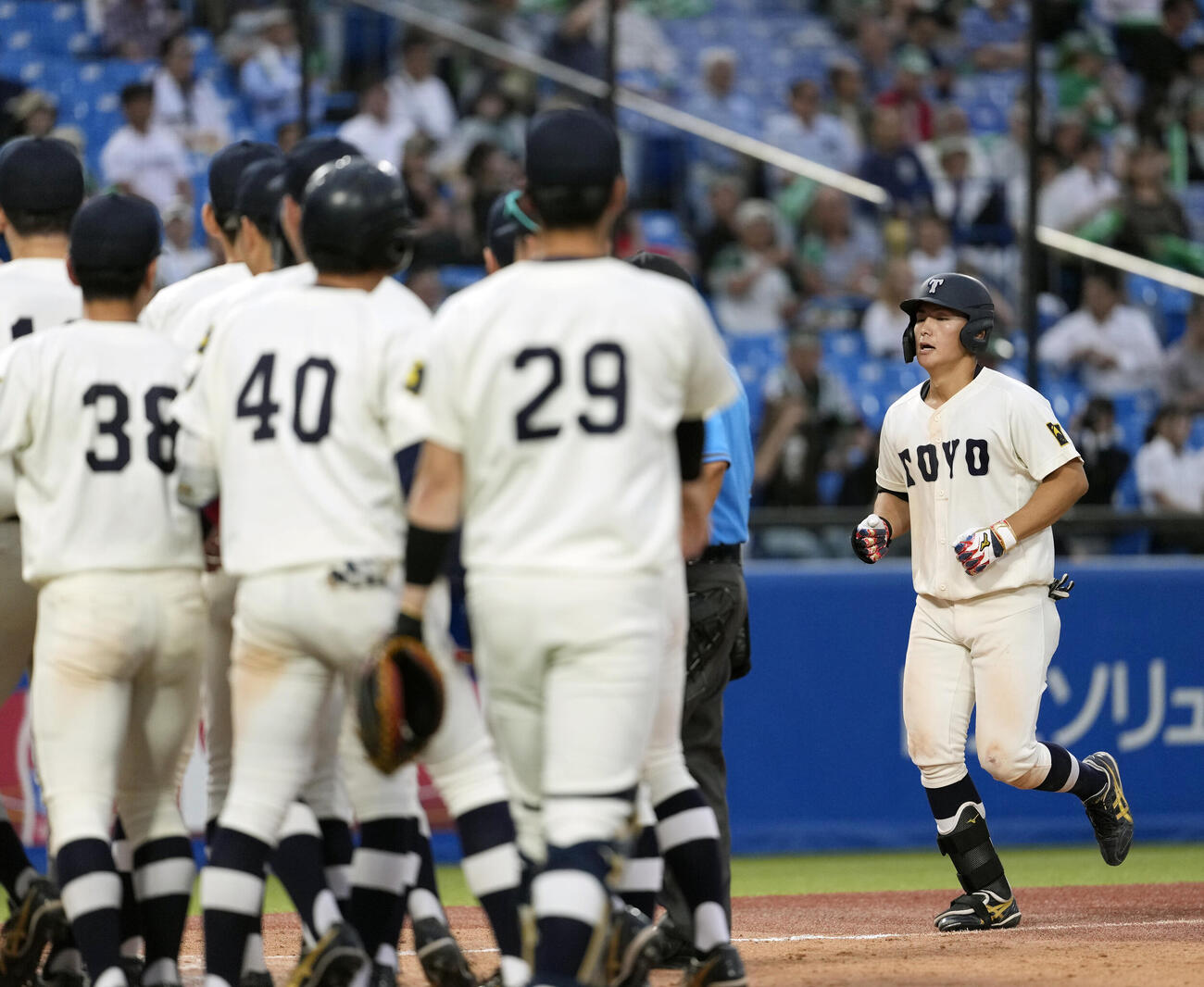 対東洋大　9回裏東洋大2死二塁、サヨナラ2点本塁打を放ちナインに出迎えられる山内教輔（右）（撮影・小島史椰）