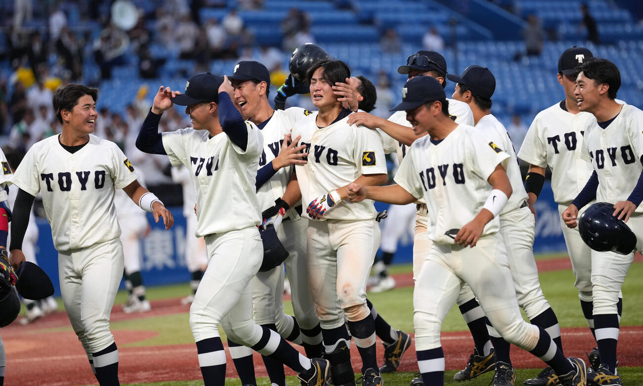 専大対東洋大　専大にサヨナラ勝ちし喜ぶ東洋大の選手たち（撮影・小島史椰）