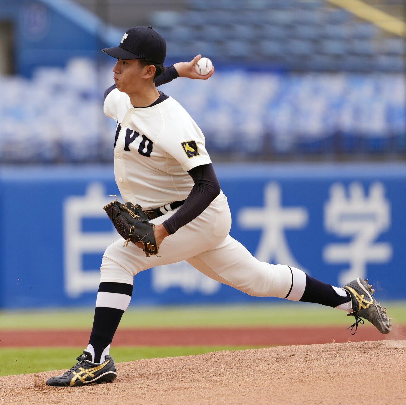 専大対東洋大　力投する先発の東洋大・石沢順平（撮影・小島史椰）