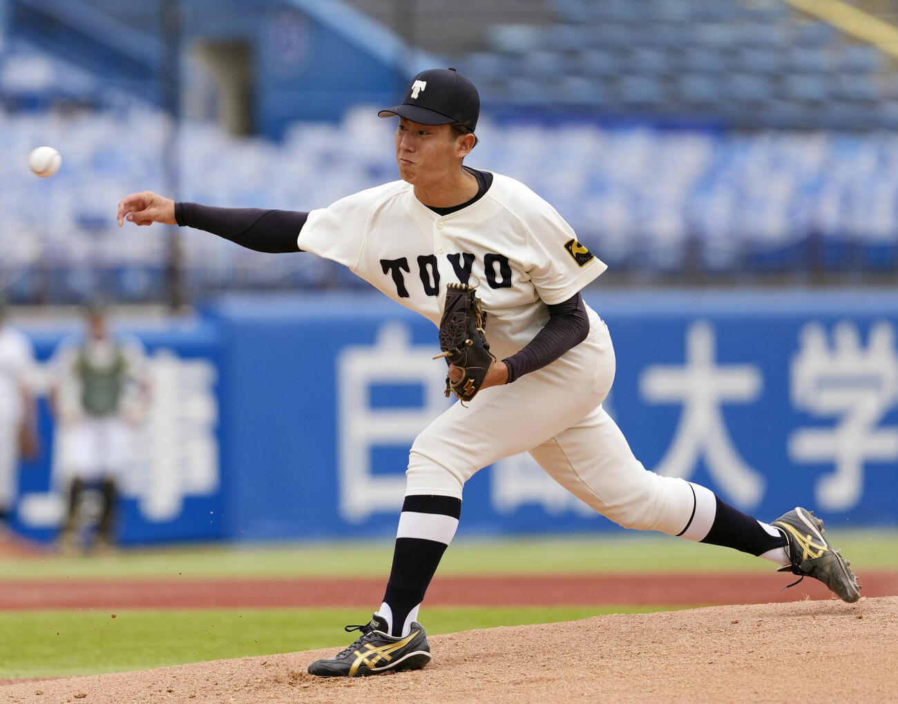 専大対東洋大　力投する先発の東洋大・石沢順平（撮影・小島史椰）