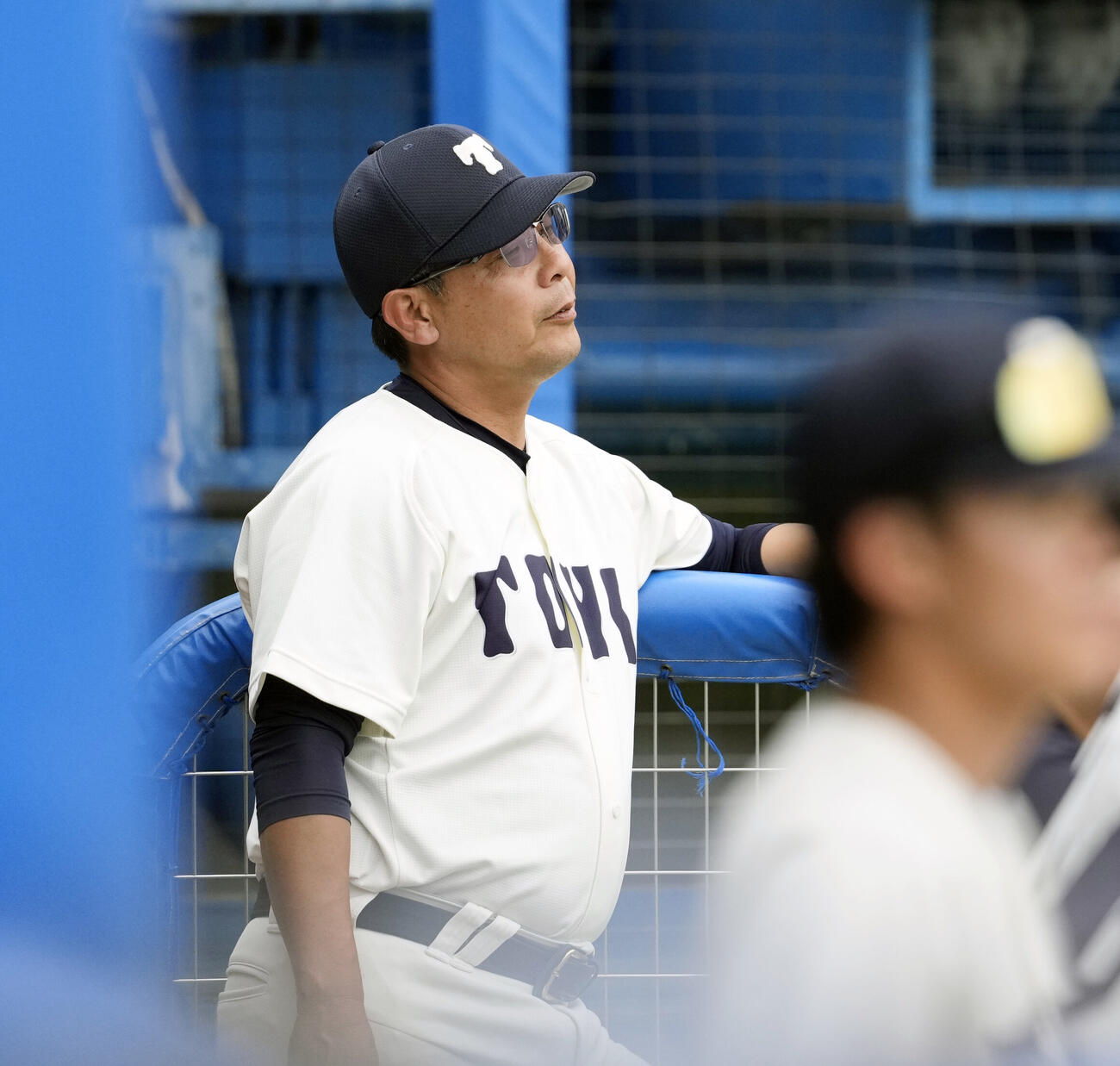 専大対東洋大　3回裏、戦況見つめる東洋大・井上大監督（撮影・小島史椰）