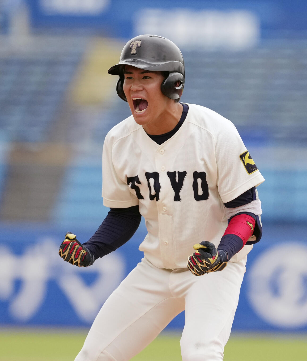 専大対東洋大　6回裏東洋大1死一、二塁、右前適時打を放ち雄叫びをあげる浅嶋大和（撮影・小島史椰）