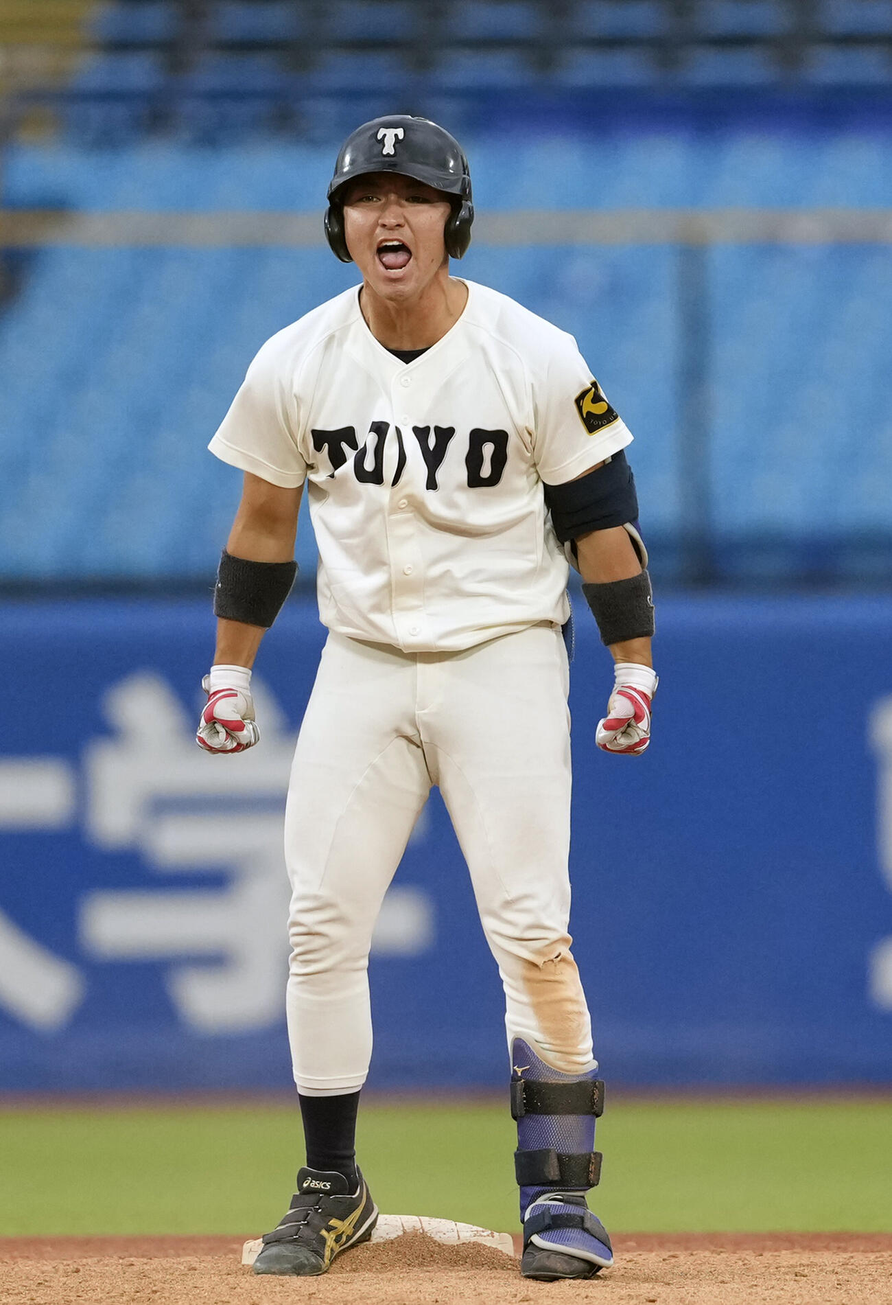 専大対東洋大　8回裏東洋大1死一、二塁、同点中前適時打を放ち喜びを爆発させる中村瑠斗（撮影・小島史椰）