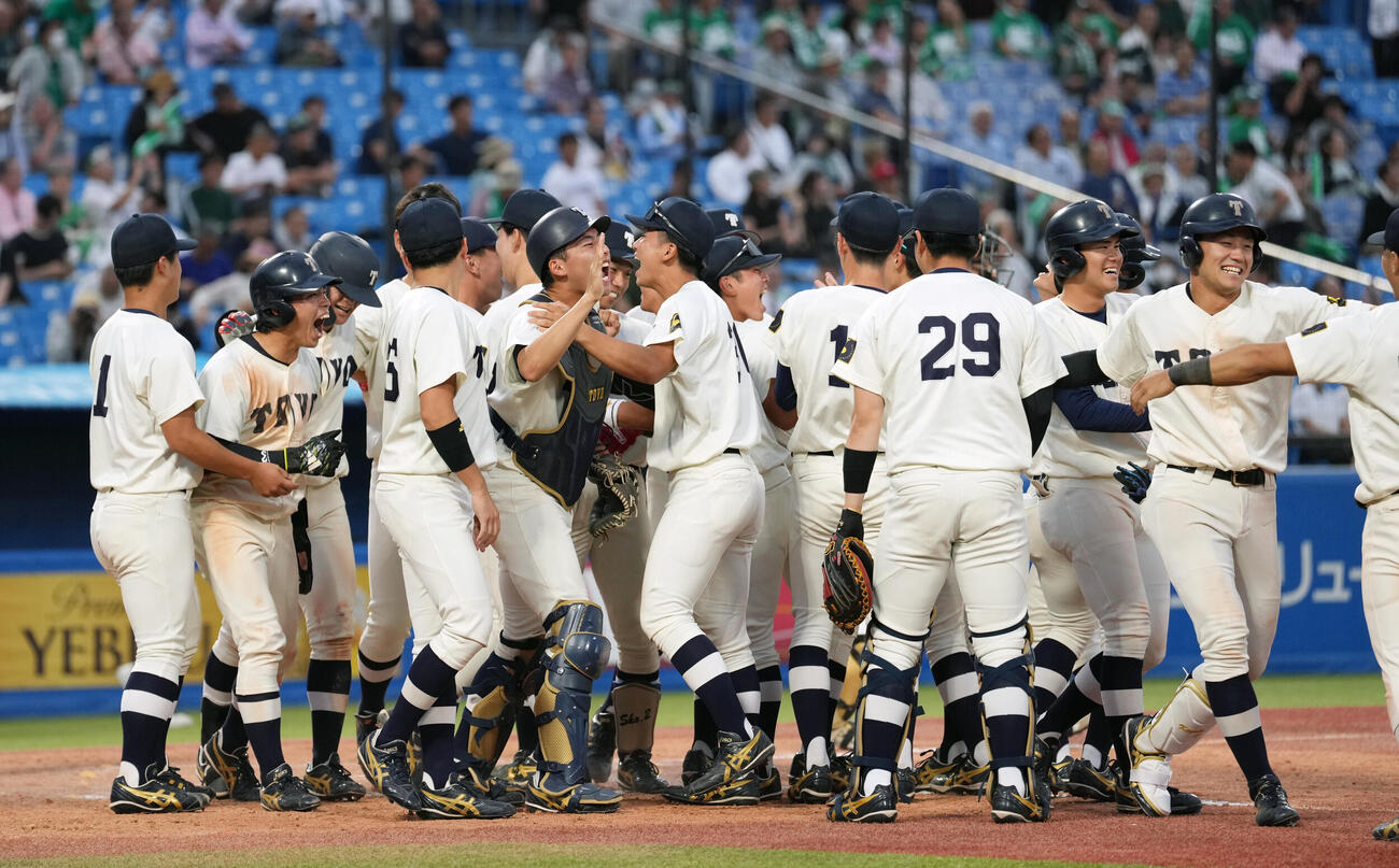 専大対東洋大　専大にサヨナラ勝ちし喜ぶ東洋大の選手たち（撮影・小島史椰）