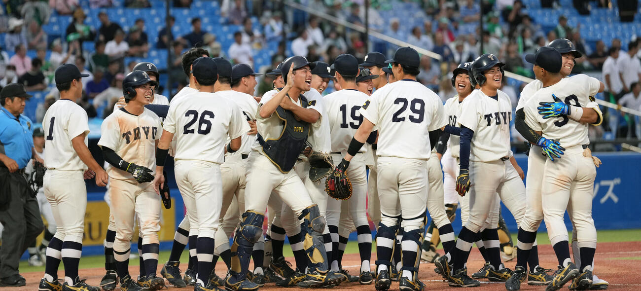 専大対東洋大　専大にサヨナラ勝ちし喜ぶ東洋大の選手たち（撮影・小島史椰）