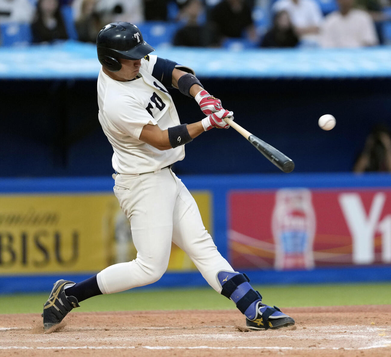 専大対東洋大　8回裏東洋大1死一、二塁、同点中前適時打を放つ中村瑠斗（撮影・小島史椰）
