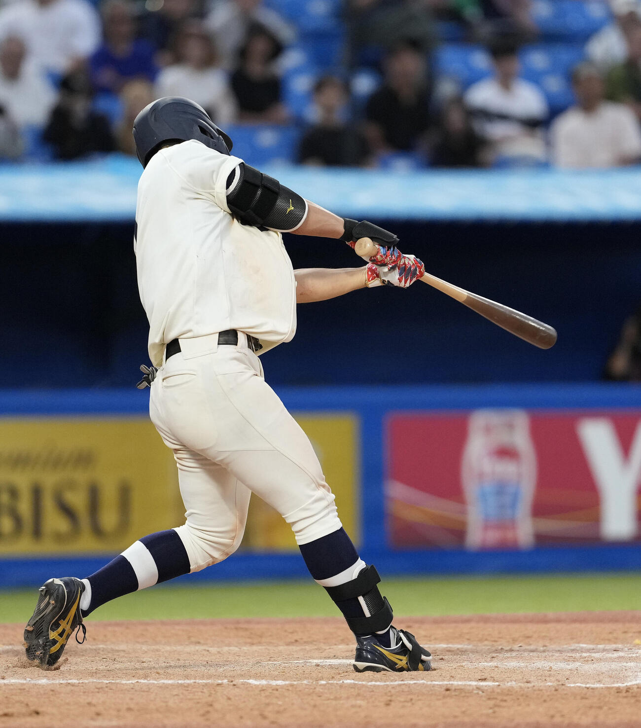 専大対東洋大　9回裏東洋大2死二塁、サヨナラ2点本塁打を放つ山内教輔（撮影・小島史椰）