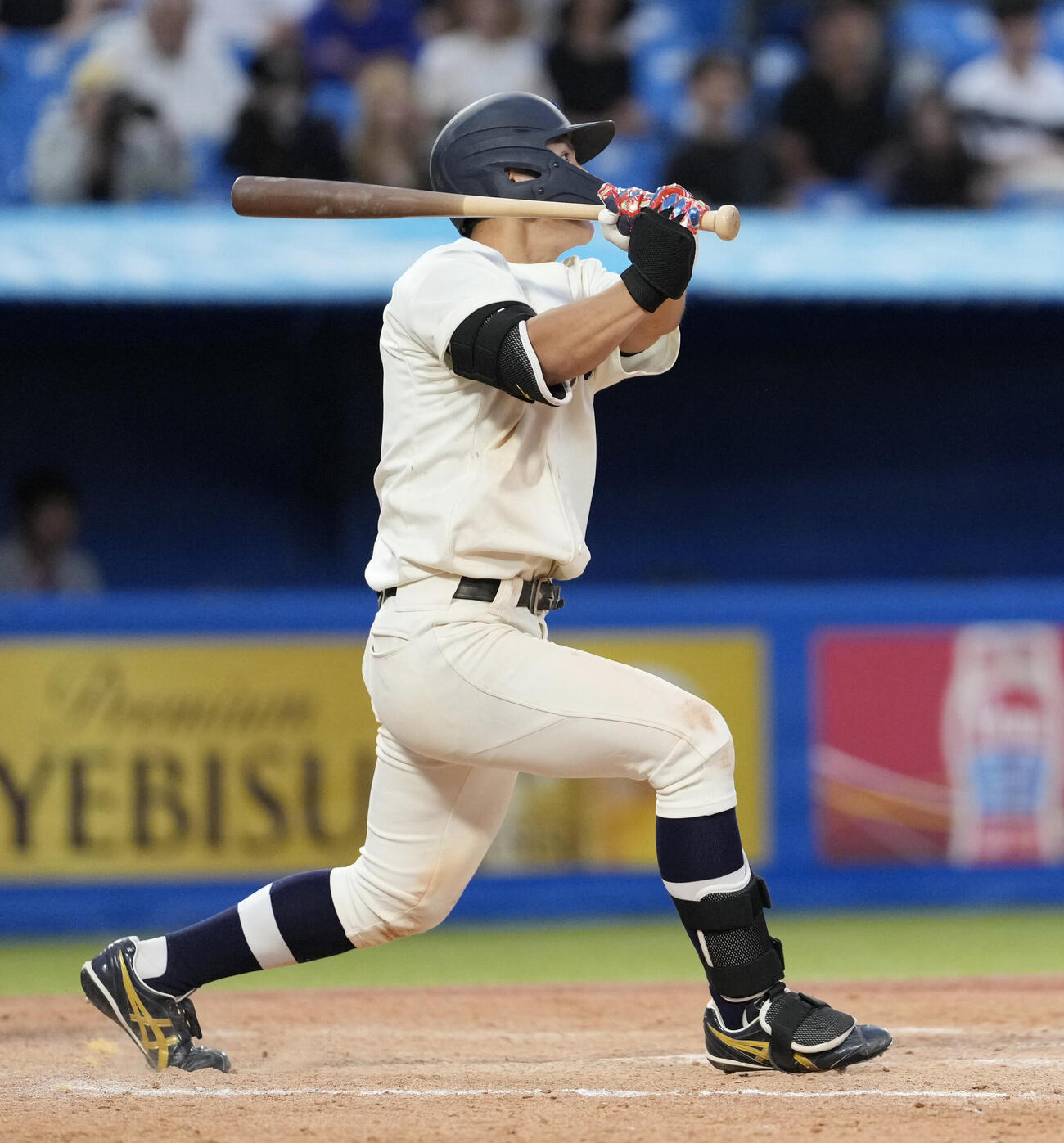 専大対東洋大　9回裏東洋大2死二塁、サヨナラ2点本塁打を放つ山内教輔（撮影・小島史椰）