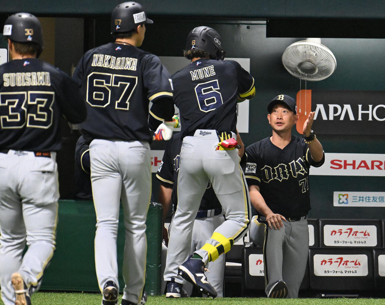 ソフトバンク対オリックス　2回表オリックス2死二、三塁、宗佑磨（中央）は逆転3点本塁打を放ち岸田護監督とタッチを交わす（撮影・林敢治）