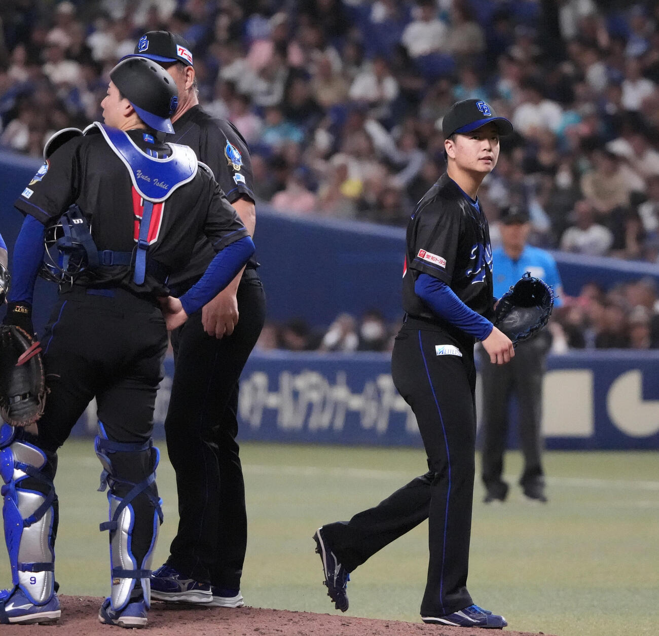 中日対DeNA 5回表DeNA1死満塁、中日先発の桜井頼之介（右）はマウンドを降りる（撮影・森本幸一）