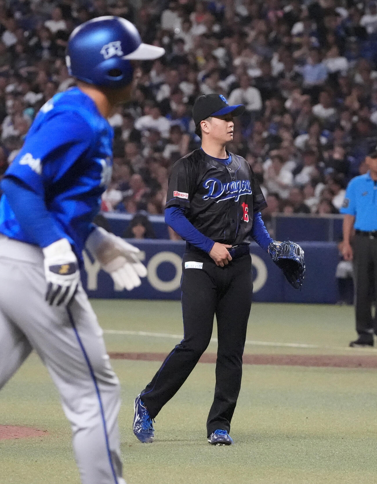 中日対DeNA 5回表DeNA1死満塁、桜井頼之介（右）は佐野恵太に押し出し四球を与える（撮影・森本幸一）