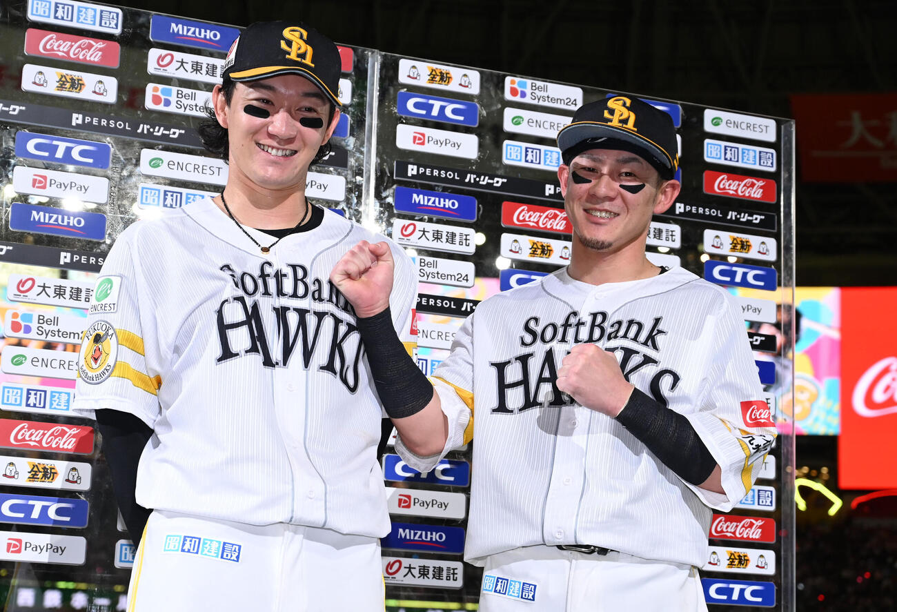 ソフトバンク対オリックス　撮影に応じる正木智也（左）と牧原大成（撮影・林敢治）