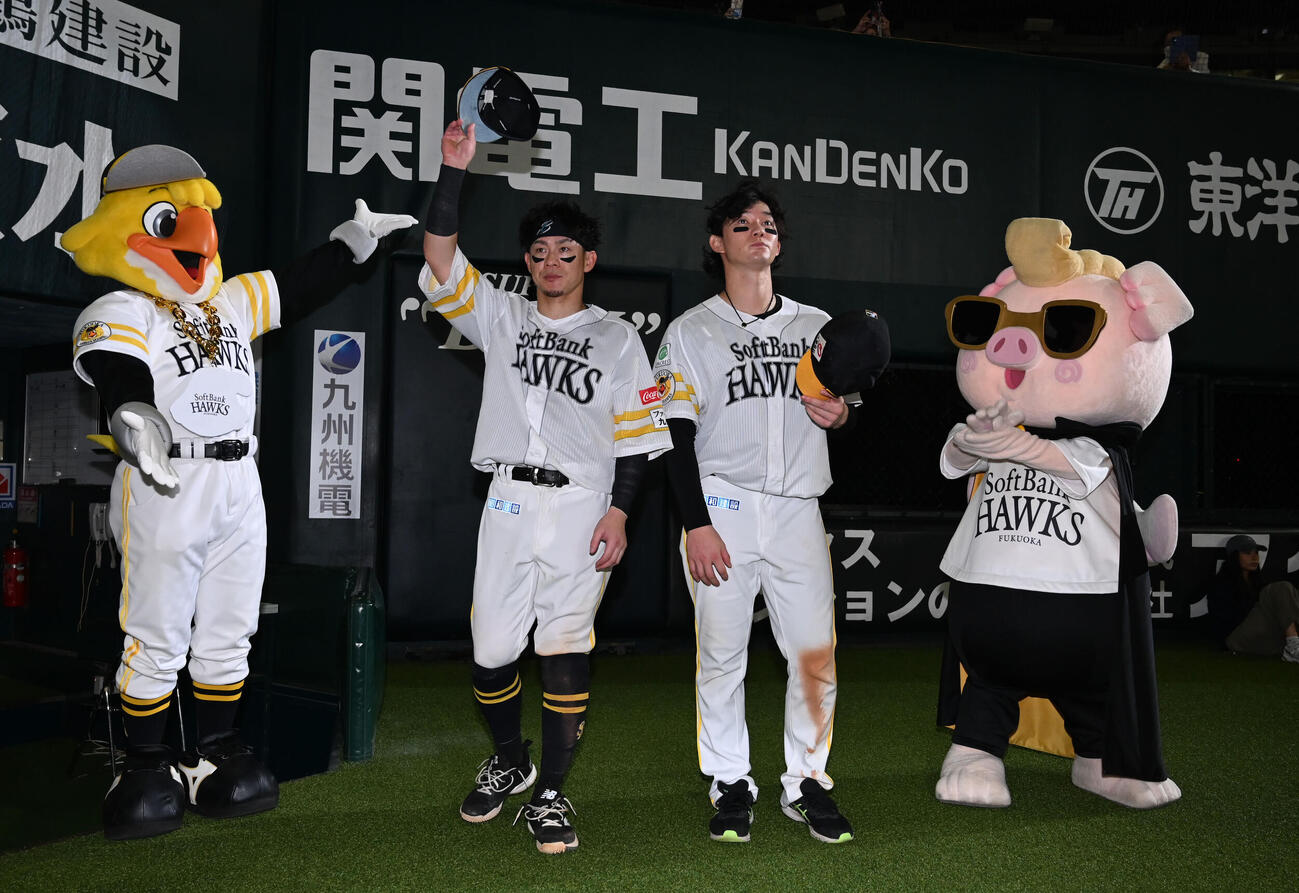 ソフトバンク対オリックス　ファンの声援に応じる正木智也（右から2番目）と牧原大成（撮影・林敢治）