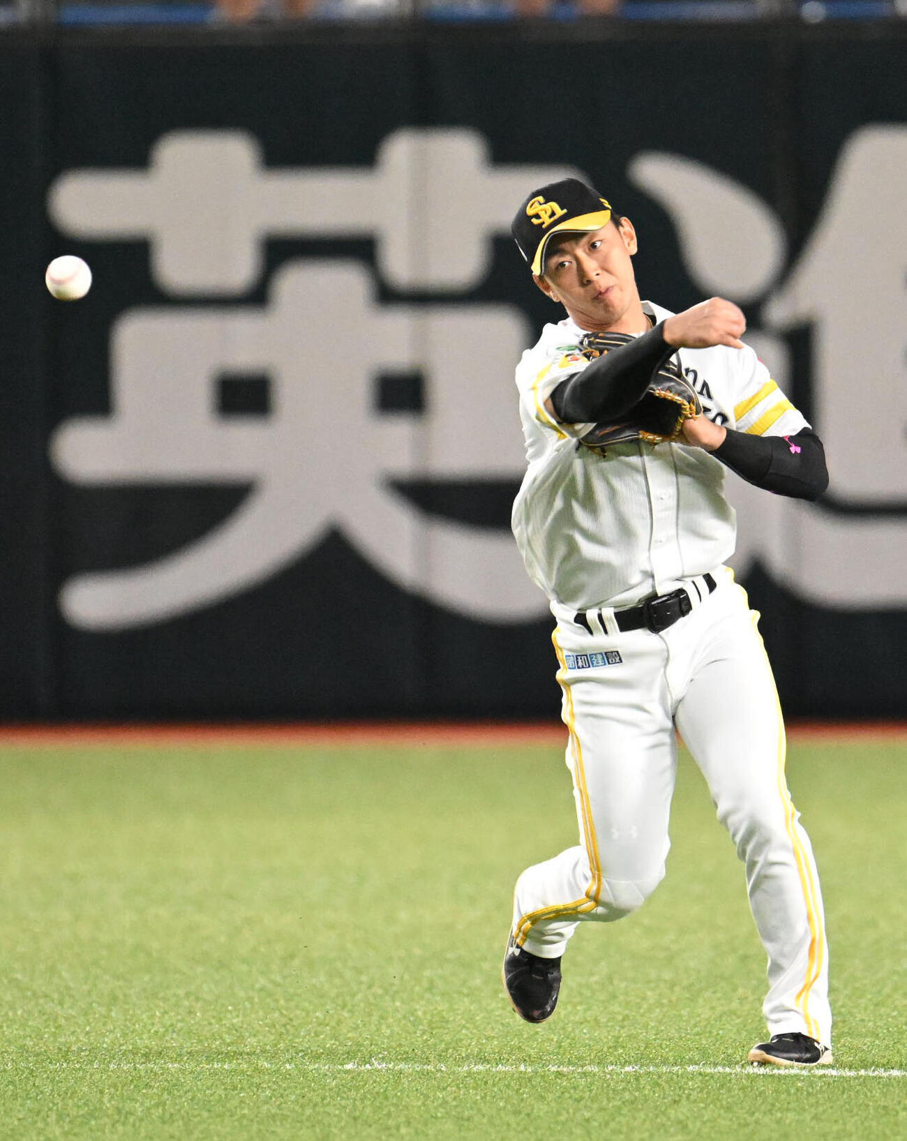 ソフトバンク対オリックス　1回表オリックス2死、打者紅林弘太郎の遊ゴロを処理する今宮健太（撮影・林敢治）