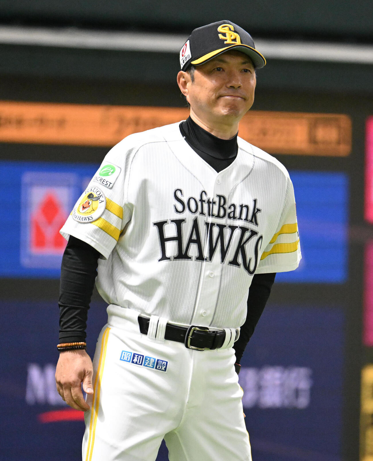 ソフトバンク対オリックス　3回裏終了後、選手交代を告げる小久保裕紀監督（撮影・林敢治）