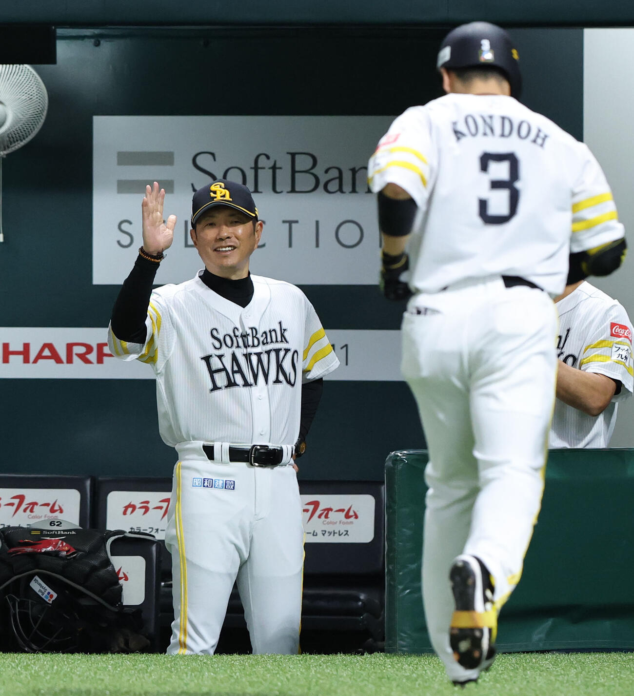 ソフトバンク対オリックス　4回裏ソフトバンク2死、右越え本塁打を放った近藤健介を笑顔で迎える小久保裕紀監督（撮影・梅根麻紀）