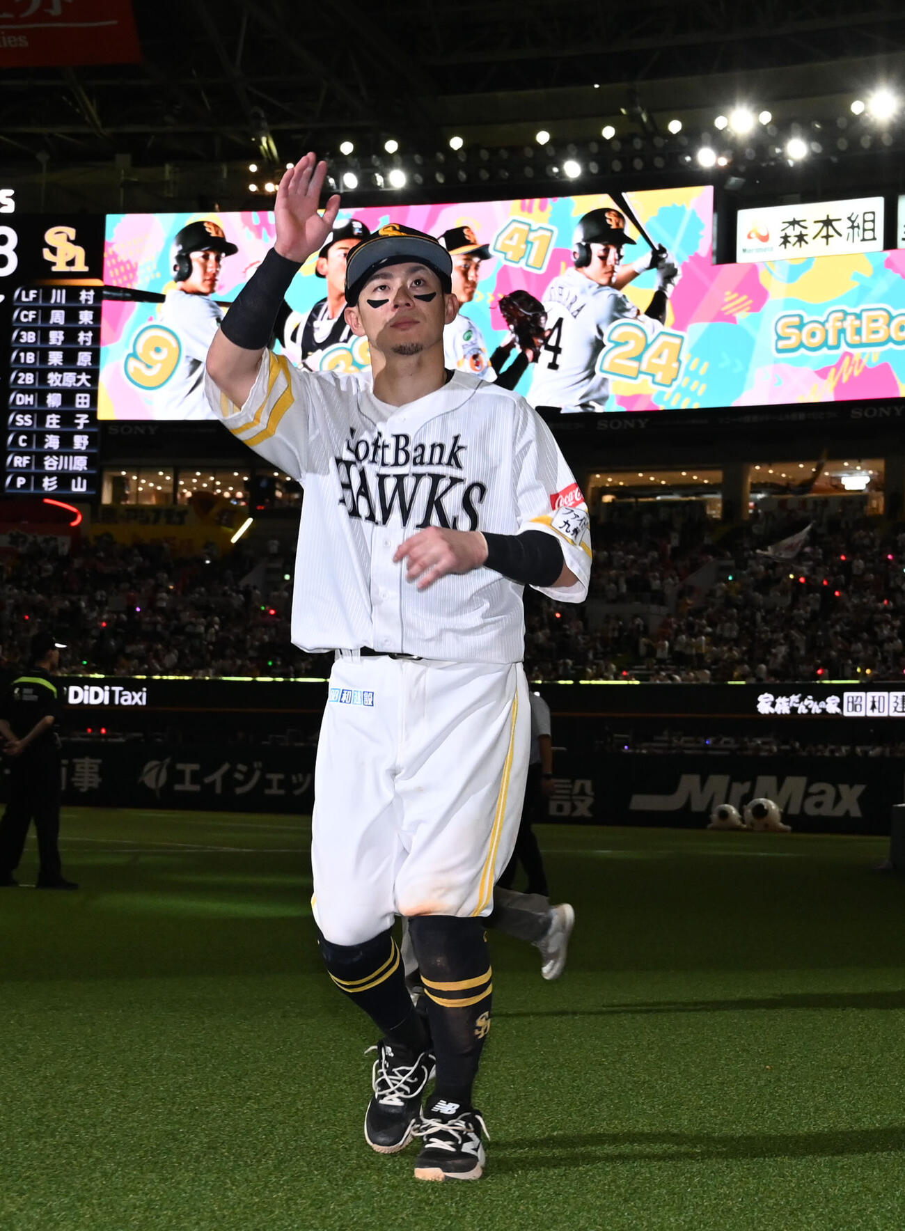 ソフトバンク対オリックス　ファンの声援に応える牧原大成（撮影・林敢治）